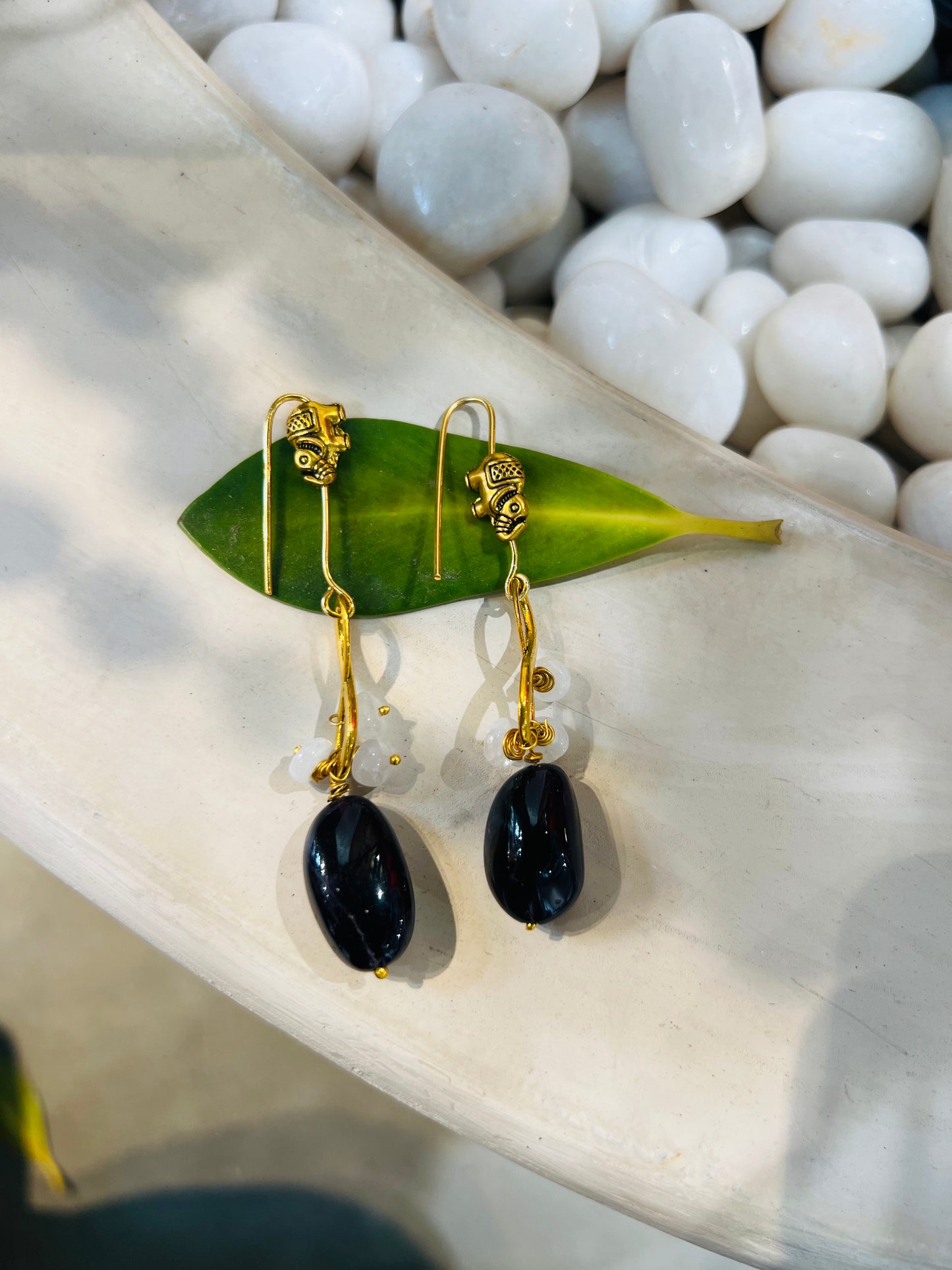 BLACK STONED INFINITY EARRINGS