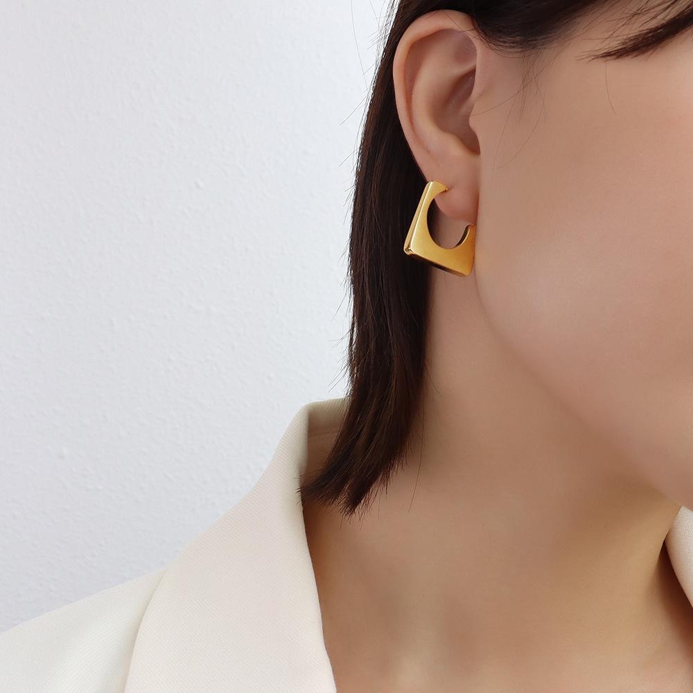 GIA EARRING