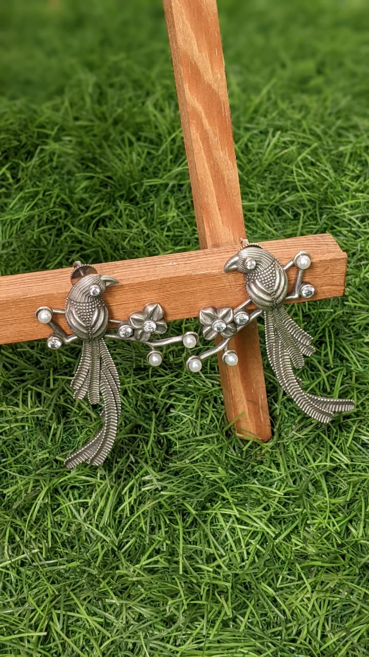 SILVER PARAKEET STATEMENT STUD