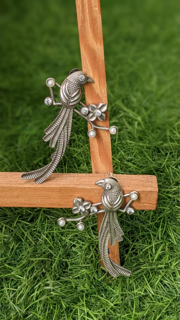 SILVER PARAKEET STATEMENT STUD