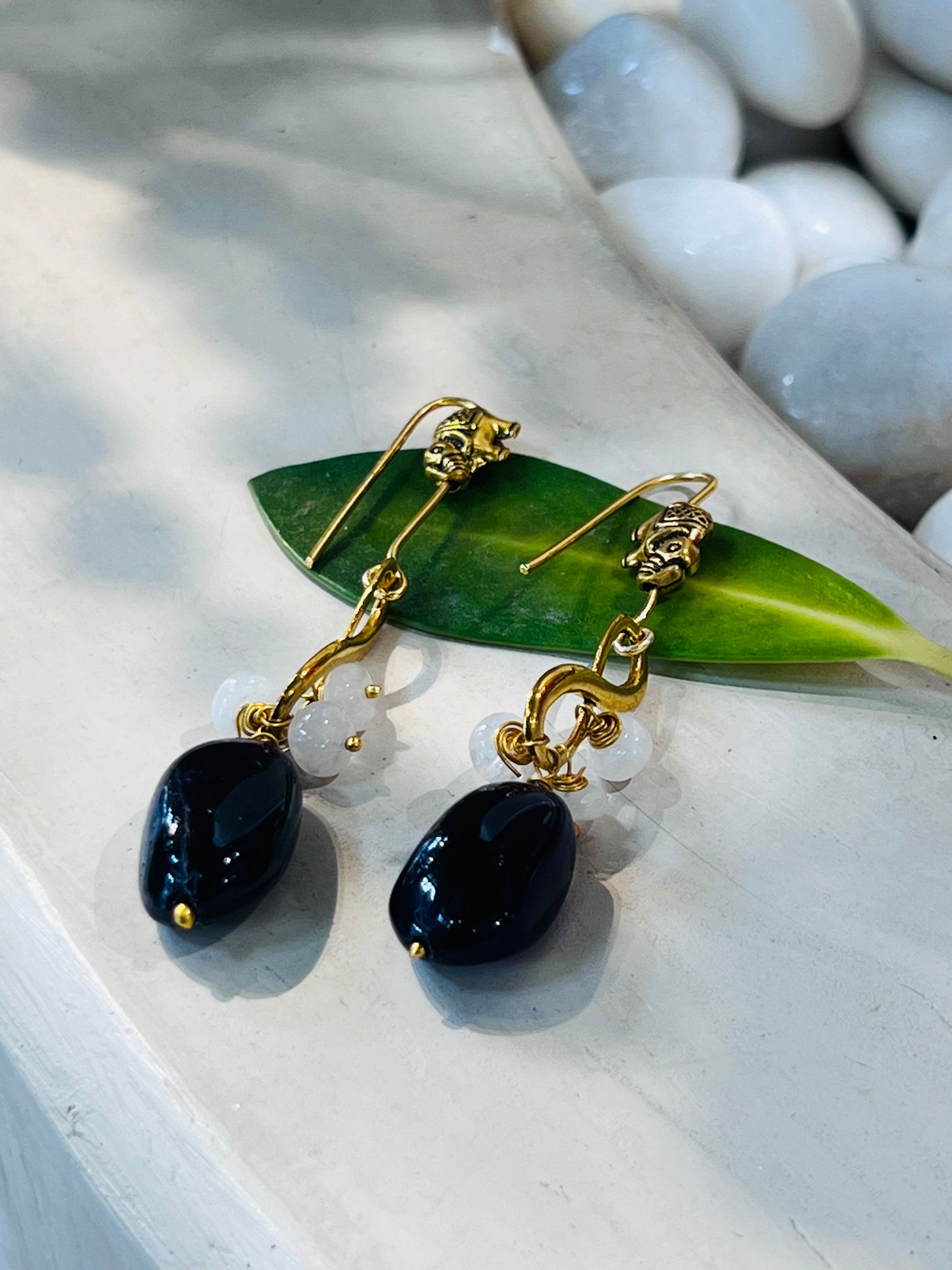 BLACK STONED INFINITY EARRINGS
