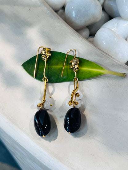 BLACK STONED INFINITY EARRINGS