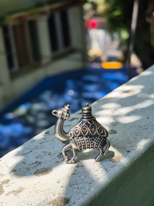 CAMEL FINGER RING