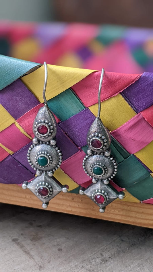 PRAAPTI | TRIBAL RED & GREEN STONE HOOKS