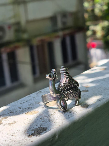 CAMEL FINGER RING