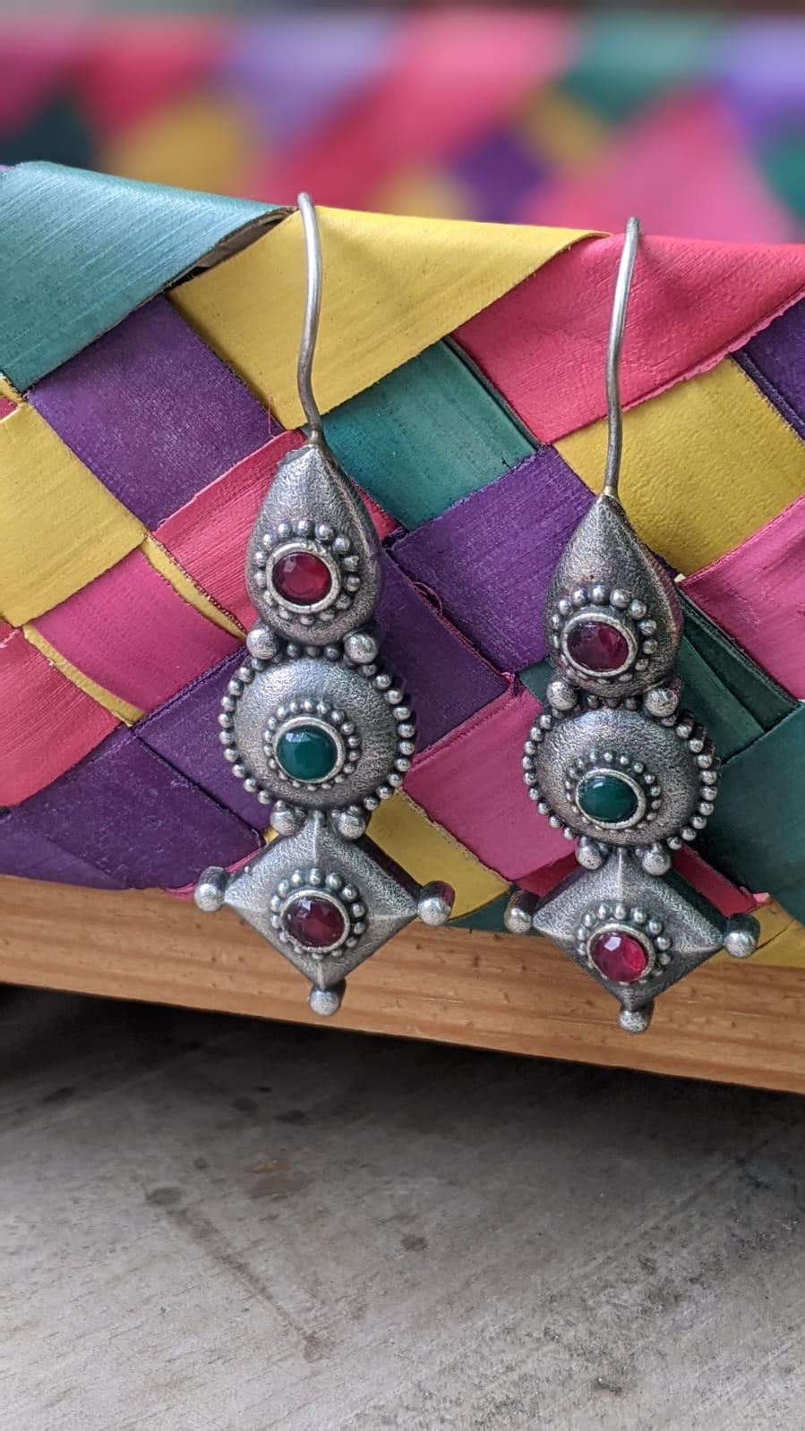 PRAAPTI | TRIBAL RED & GREEN STONE HOOKS
